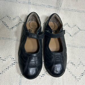 Stride Rite Women’s Size 5 Extra Wide Leather SHOES Mary-Jane Flats Comfortable